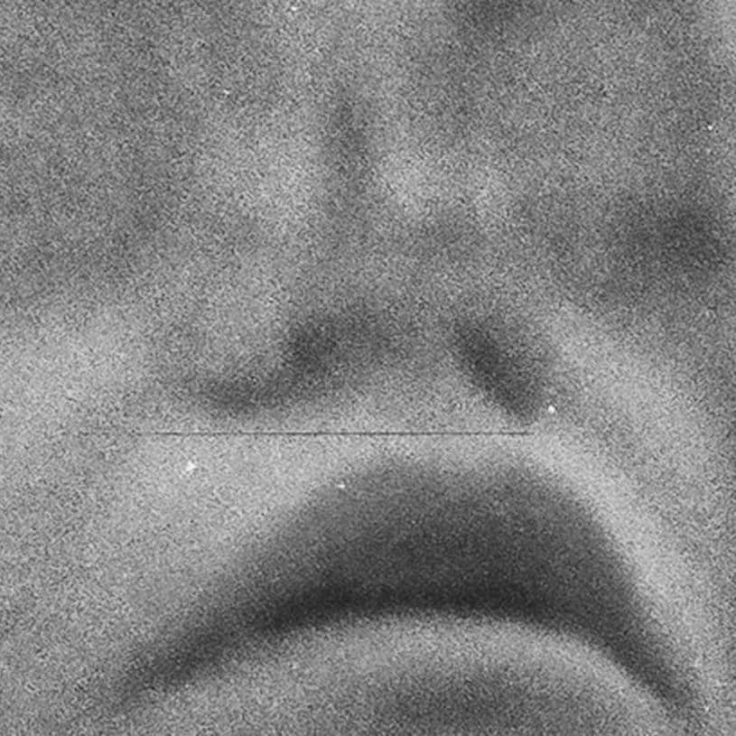 Обложка выпуска. Лицо человека крупным планом. Черно-белая фотография с эффектом зернистости и размытия.